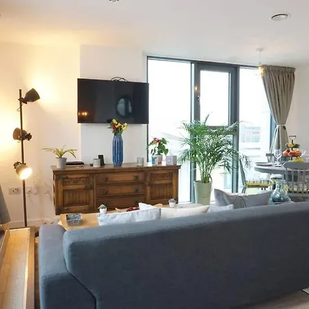 Stunning Penthouse Apartment - Pool Table & Patio * بريستول