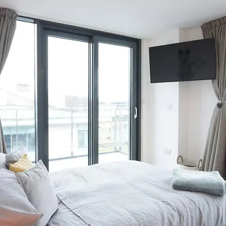 شقة Stunning Penthouse Apartment - Pool Table & Patio *