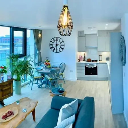Stunning Penthouse Apartment - Pool Table & Patio