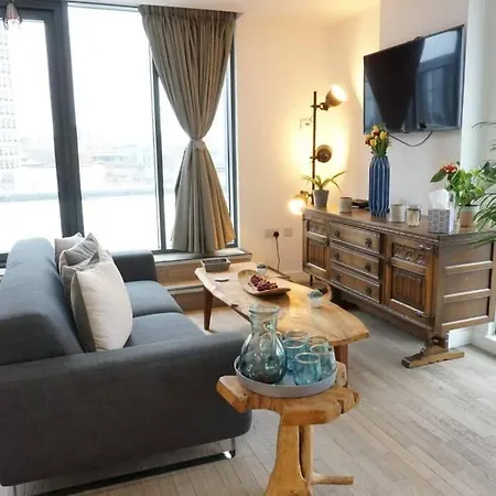 Stunning Penthouse Apartment - Pool Table & Patio *